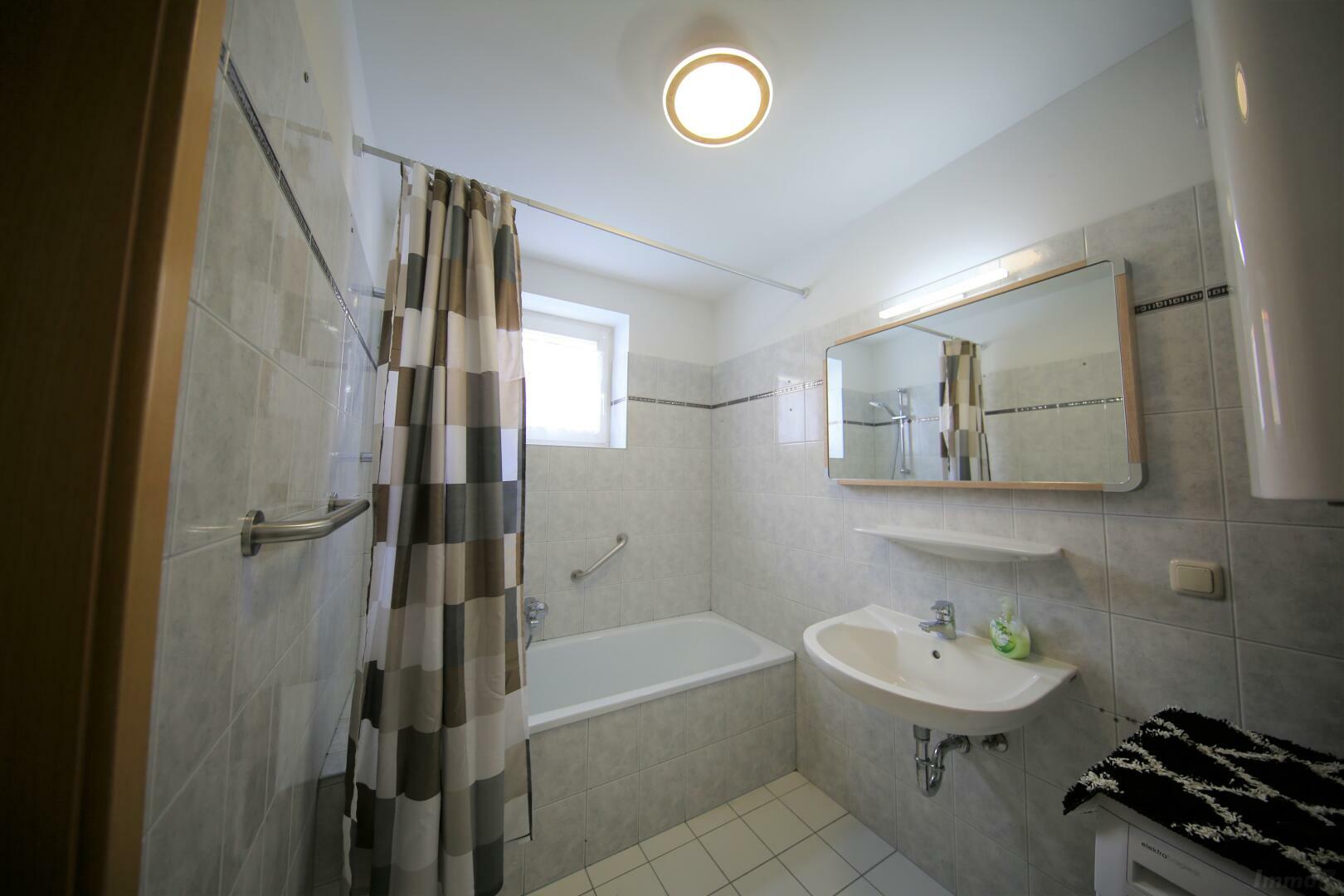 Wohnung zu mieten: 8020 Graz - helles Bad mit Fenster