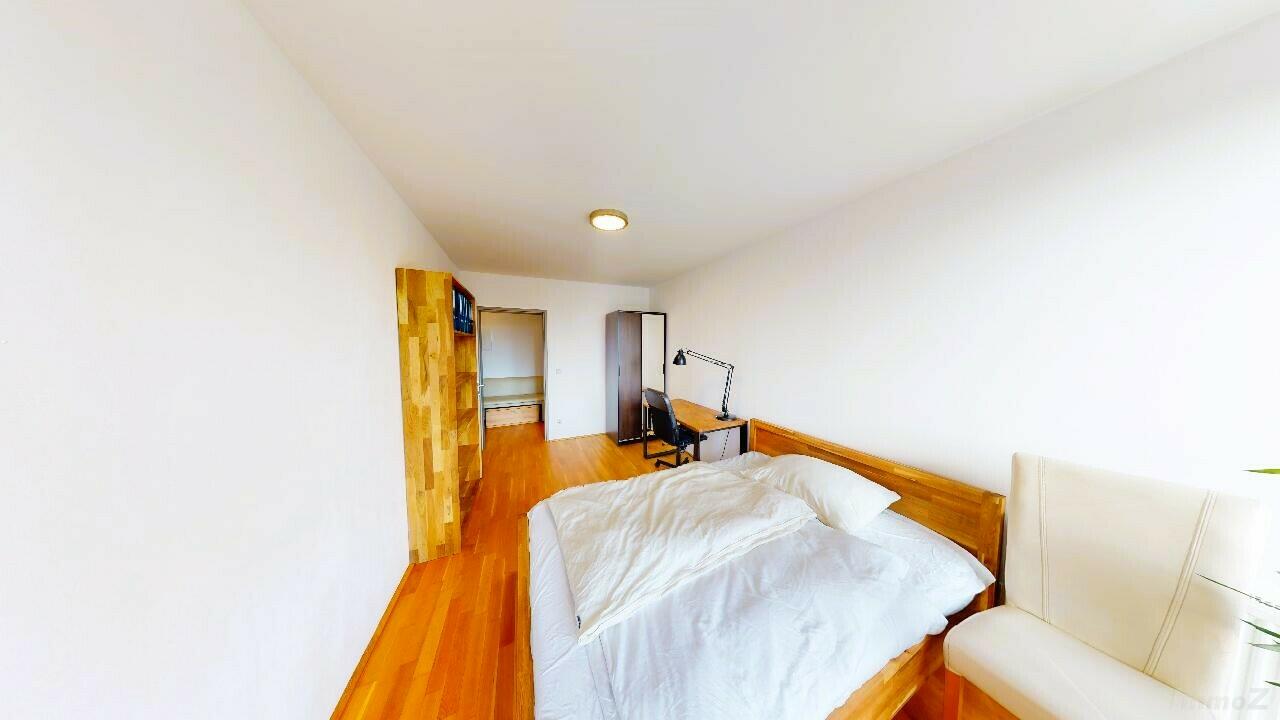Wohnung zu kaufen: 6020 Innsbruck - Schlafzimmer mit Balkonzugang 