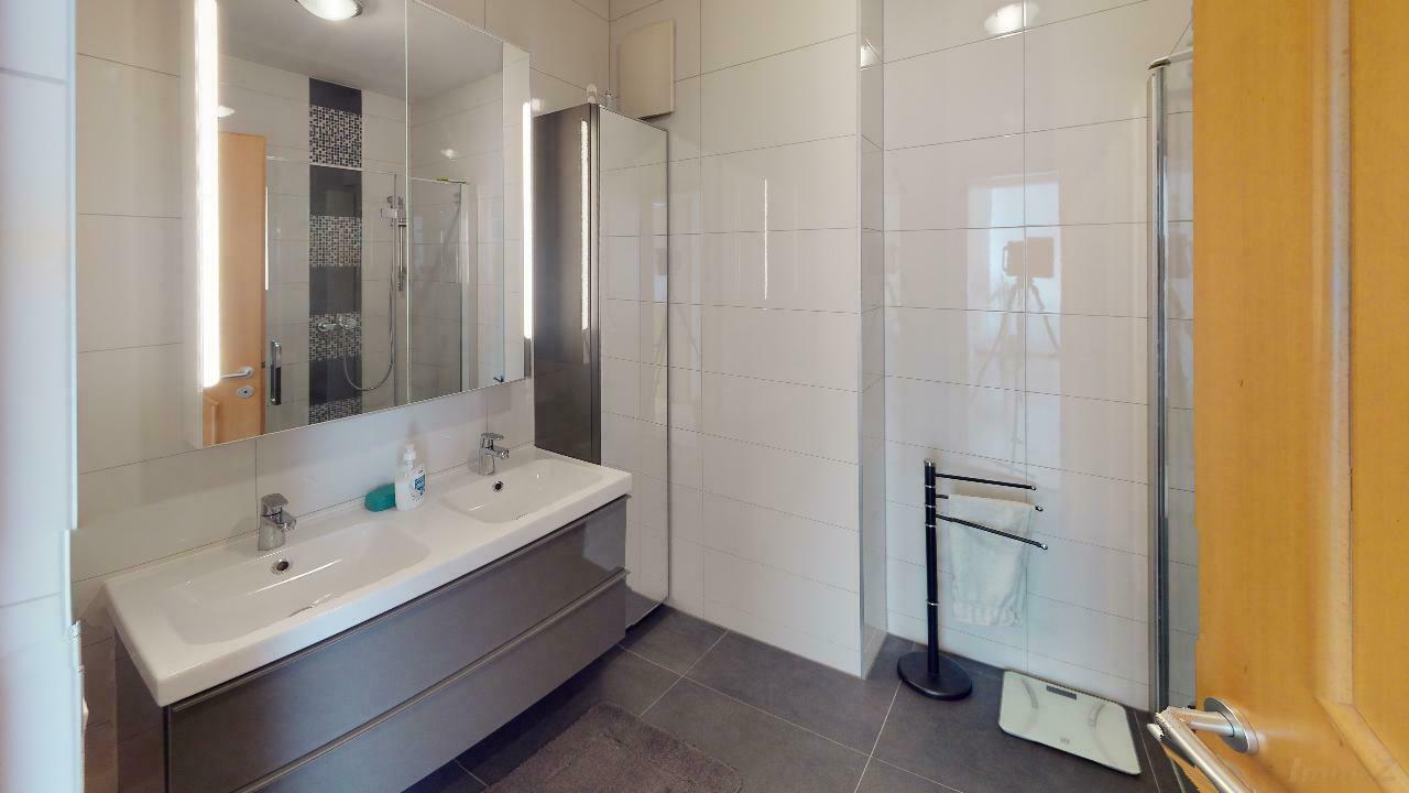 Wohnung zu kaufen: 6020 Innsbruck - Bad mit Doppelwaschbecken und Dusche 