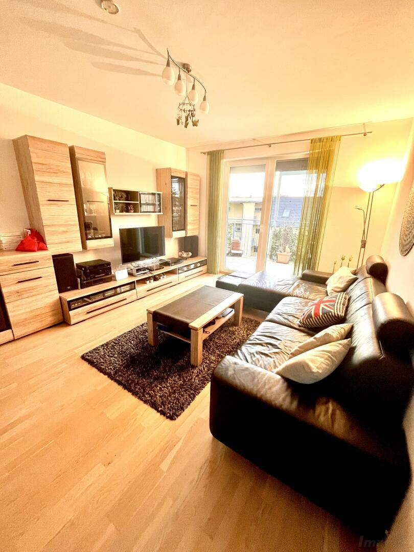 Wohnung zu kaufen: 8041 Graz,07.Bez.:Liebenau - Wohnzimmer mit Ausgang auf die Terrasse