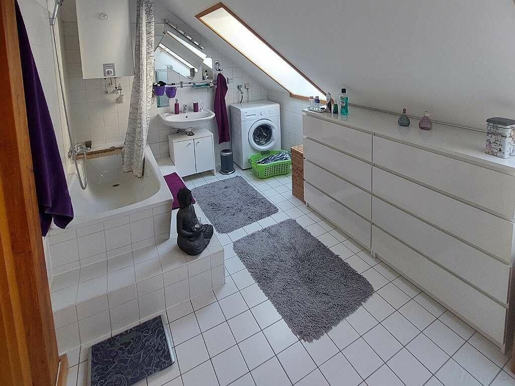 Wohnung zu kaufen: 8020 Graz - Badezimmer mit Wanne und Fenster