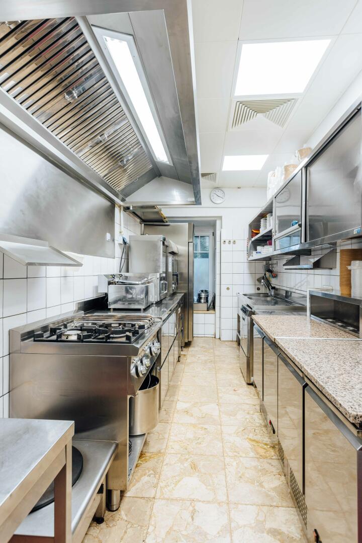 Gewerbeimmobilie zu kaufen: Grieskai, 8010 Graz - moderne Gastroküche mit Abluftsystem