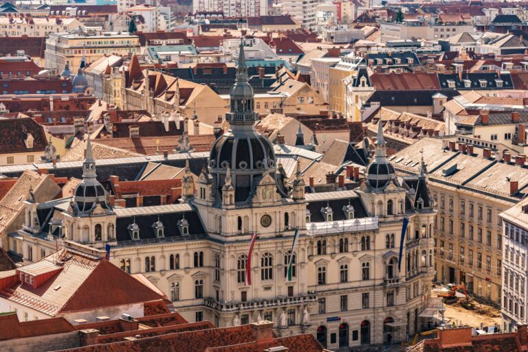Drohnenaufname des historischen Rathauses von Graz, Beispielbild für Häuserpreise in der Steiermark und Haus kaufen Steiermark